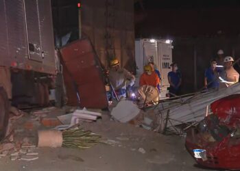 Quatro pessoas morrem após caminhão desgovernado atingir bar, em Goiás
