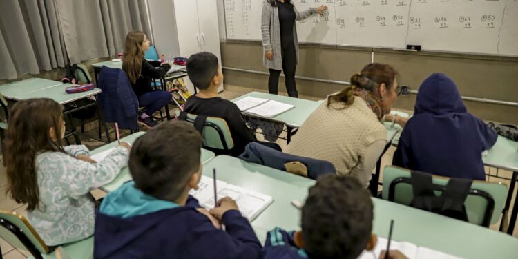 Senado aprova MP que estabelece piso de R$ 5.130 para professores