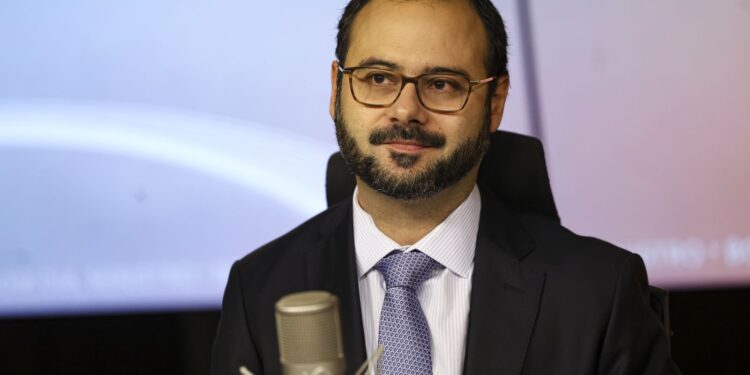 Governo avalia aumento de contratação pelo MEI com o fim da 6×1