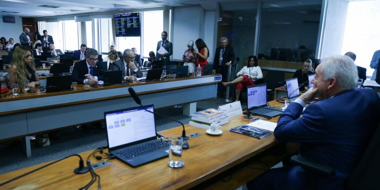 Senadores discutem ritmo de tramitação da PEC do fim da escala 6×1